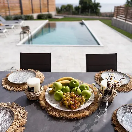 Luxury Nissovilla With Private Pool & Sea Views 콜림비아