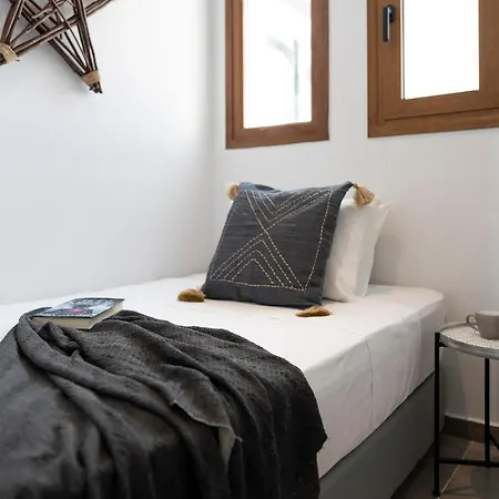 Luxury Nissovilla With Private Pool & Sea Views 콜림비아