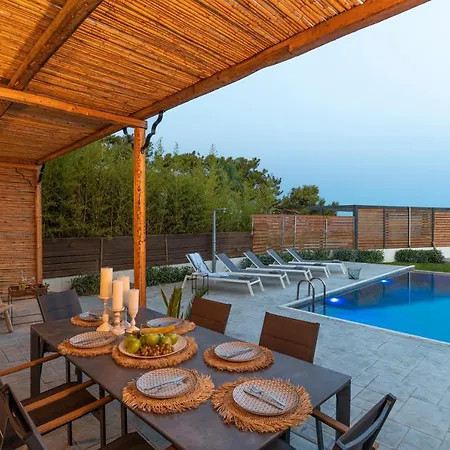 Luxury Nissovilla With Private Pool & Sea Views 别墅